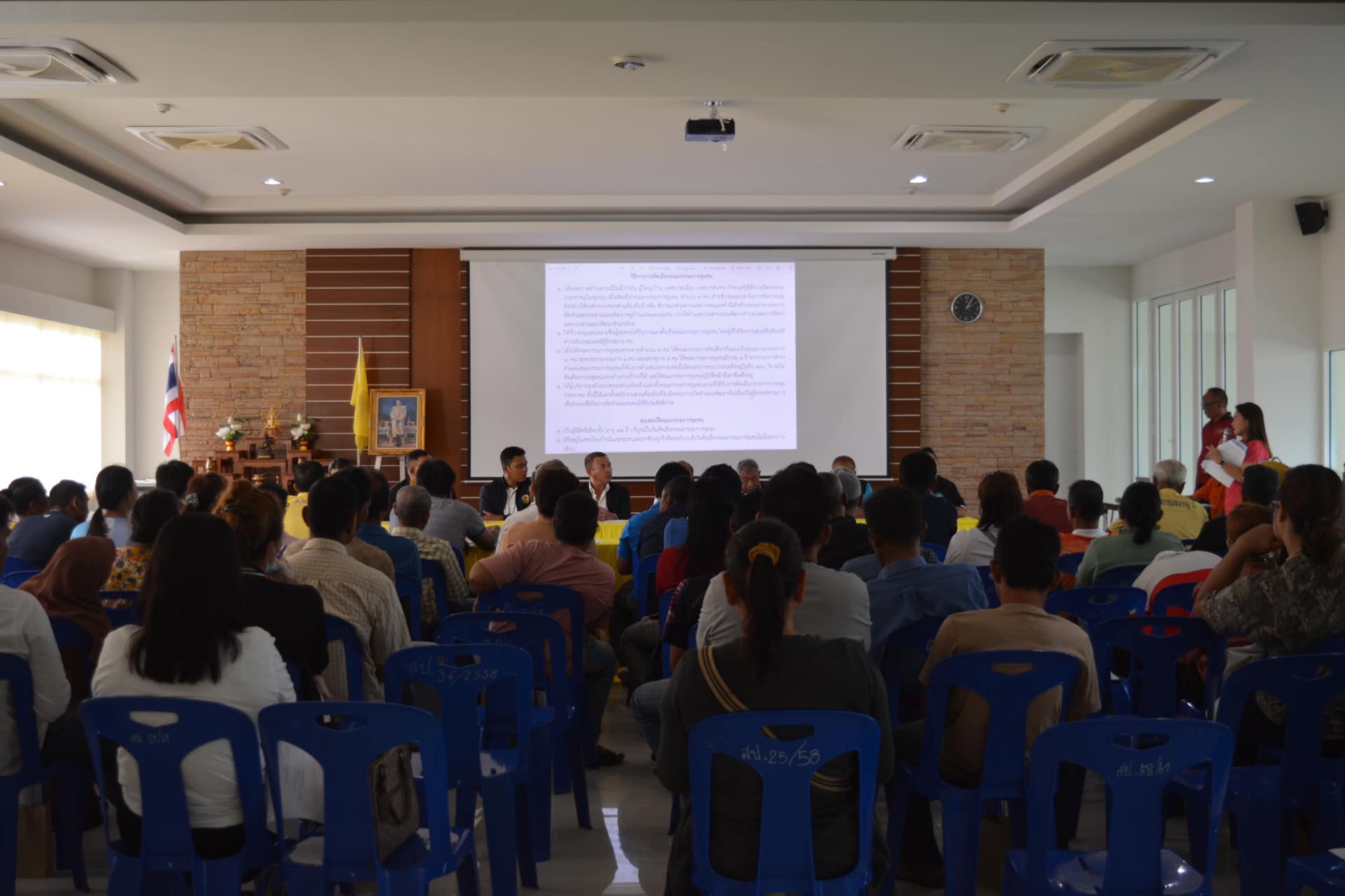 การประชุมคณะกรรมการชุมชน ครั้งที่ 1 ประจำเดือน ตุลาคม 2566
#วันที่ 26 ตุลาคม 2566 เวลา 13.30 น. ณ ห้องประชุมกระบี่น้อย 1 
นายวัฒนุรงค์ เนื้อเกลี้ยง (นายกเทศมนตรีตำบลกระบี่น้อย) เป็นประธาน การประชุมคณะกรรมการชุมชน โดยมี คณะผู้บริหาร สมาชิกสภาเทศบาล คณะกรรมการชุมชนเทศบาลตำบลกระบี่น้อย ทั้ง 13 ชุมชน เพื่อรับทราบถึงความคิดเห็น แนวคิดในการพัฒนาตำบลกระบี่น้อย เพื่อการจัดทำแผนชุมชนต่อไป