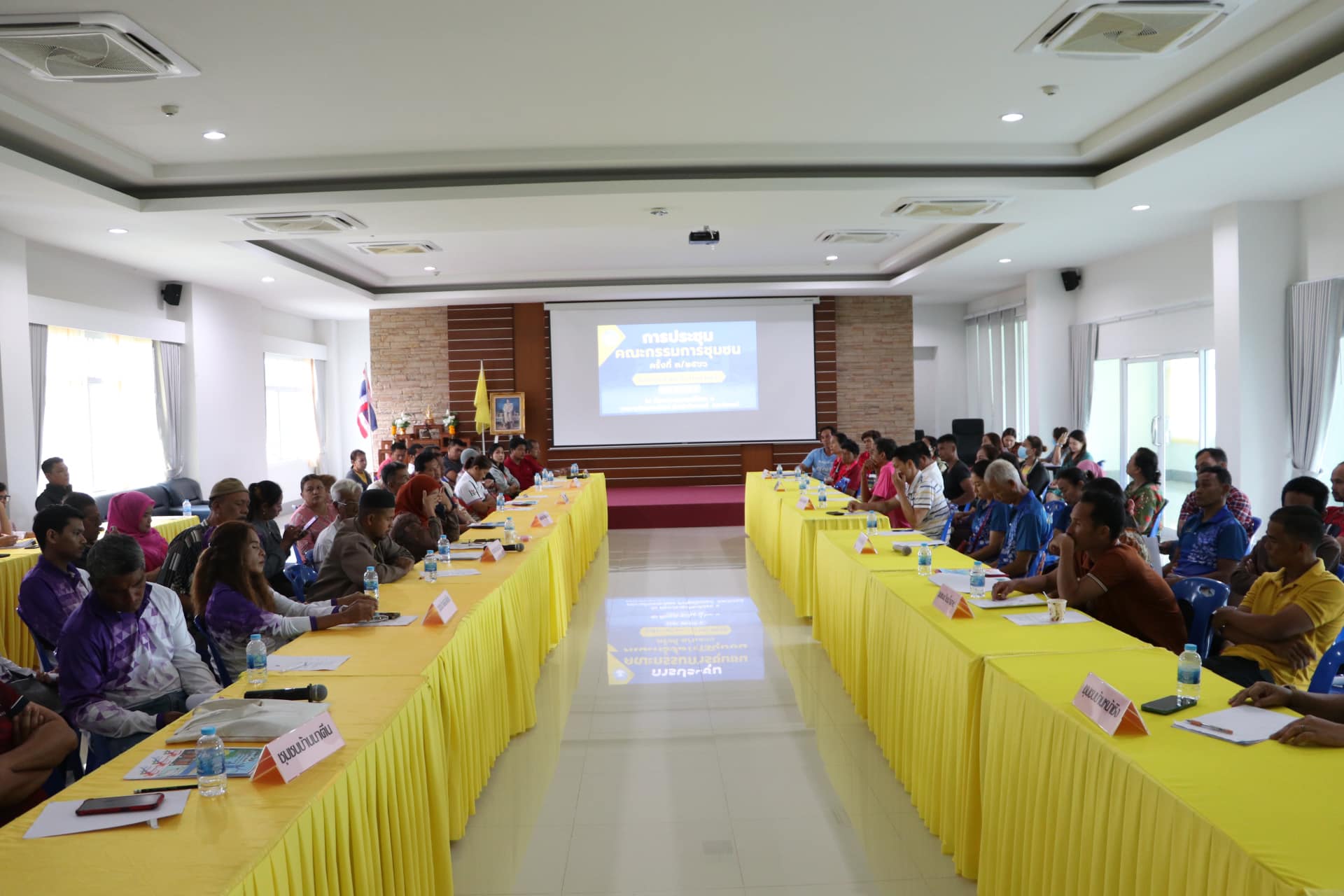 #การประชุมคณะกรรมการชุมชน ครั้งที่ 3 ประจำเดือน ธันวาคม 2566
#วันที่ 26 ธันวาคม พ.ศ. 2566 เวลา 14.00 น. ณ ห้องประชุมกระบี่น้อย 1 
นายวัฒนุรงค์ เนื้อเกลี้ยง (นายกเทศมนตรีตำบลกระบี่น้อย) เป็นประธาน การประชุมคณะกรรมการชุมชน โดยมี คณะผู้บริหาร สมาชิกสภาเทศบาล หัวหน้าส่วนราชการ คณะกรรมการชุมชนเทศบาลตำบลกระบี่น้อย ทั้ง 13 ชุมชน เพื่อรับทราบถึงความคิดเห็น ในการเตรียมการจัดกิจกรรมวันขึ้นปีใหม่ และการจัดงานวันเด็กแห่งชาติ  พร้อมทั้งร่วมกันหาแนวคิดในการพัฒนาตำบลกระบี่น้อยต่อไป

https://www.facebook.com/krabinoi.go.th/posts/pfbid02EQK1uox2SnmBUB2tY61ccFJBd4DfoL8WUpo7ehzBM2JJYmdE4yw1MS7mGjNN2Y3ul