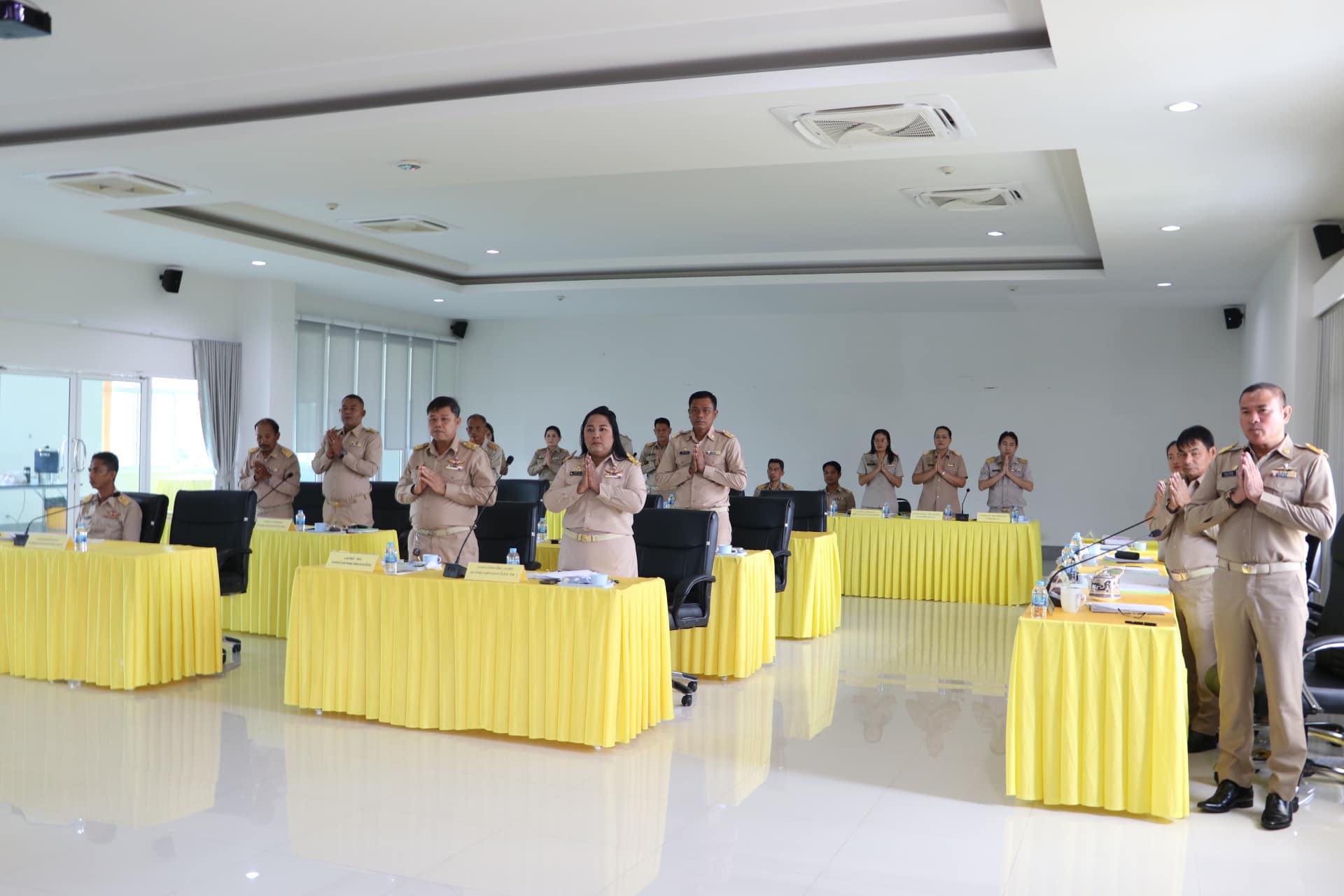 #ประชุมสภาเทศบาลตำบลกระบี่น้อย #สมัยสามัญ #สมัยที่ 4 ประจำปี พ.ศ. 2566
วันจันทร์ที่ 25 ธันวาคม พ.ศ. 2566 เวลา 09.30 น. ณ ห้องประชุมสภาเทศบาลตำบลกระบี่น้อย
🌟นายอุดม เจริญพร ประธานสภาเทศบาล เป็นประธาน เปิดการประชุม โดยมีสมาชิกสภาเทศบาลฯ เข้าร่วมครบองค์ประชุม
ซึ่งที่ประชุมได้มีมติเห็นชอบอนุมัติ ดังนี้ 
🔅อนุมัติแก้ไขเปลี่ยนแปลงคำขี้แจงงบประมาณรายจ่ายประจำปีงบประมาณ พ.ศ. 2566 (รายจ่ายค้างจ่าย) จำนวน 1 รายการ (สำนักปลัดเทศบาล)
🔅🔅อนุมัติโอนงบประมาณรายจ่ายประจำปีงบประมาณ พ.ศ. 2567 ไปตั้งจ่ายรายการใหม่ จำนวน 2 โครงการ งบประมาณ 750,000. บาท (กองช่าง)
🔅🔅🔅อนุมัติโอนงบประมาณรายจ่ายประจำปีงบประมาณ พ.ศ. 2567 จำนวน 1 รายการ งบประมาณ 247,000- บาท (กองช่าง)
🔅🔅🔅🔅อนุมัติจ่ายขาดเงินสะสม จำนวน 4 รายการ งบประมาณ 317,600. บาท (กองการศึกษา)
🔅🔅🔅🔅🔅อนุมัติจ่ายขาดเงินสะสม จำนวน 28 โครงการ งบประมาณ 13,220,100.  บาท  (กองช่าง) รายละเอียดโครงการ ดังนี้
1.โครงการปรับปรุงถนนคอนกรีต ซอยกุโบร์ หมู่ที่ 8
2.โครงการก่อสร้าง ถนน คสล.สายคลองบางเตย หมู่ที่ 6
3.โครงการก่อสร้าง ถนน คสล.ซอยวังหนาน หมู่ที่ 7
4.โครงการก่อสร้าง ถนน คสล.ซอยนานอก 3 หมู่ที่ 11
5.โครงการก่อสร้างคูระบายน้ำ คสล. ซอยตรีทิพย์ หมู่ที่ 11
6.โครงการก่อสร้างถนน คสล. ซอยครูพิศ (ช่วงที่ 2 หมู่ที่ 9)
7.โครงการก่อสร้างถนน คสล. ทางเข้าหมู่บ้านสินอนันต์ หมู่ที่ 11
8.โครงการก่อสร้างถนน คสล. ซอยนาออก หมู่ที่ 6
9.โครงการก่อสร้างถนนสายโรงเรียนบ้านน้ำจาน - ท่าเรือ หมู่ที่ 2
10. โครงการซ่อมสร้างถนนลาดยางสายไร่ออก หมู่ที่ 4
11.โครงการปรับปรุงผิวจราจรถนนลาดยางสายหนองคล้า - นาตีน หมู่ที่ 7 (ช่วงที่ 4)
12.โครงการซ่อมแชมถนนลูกรัง ชอยอุดมทรัพย์ หมู่ที่ 1
13.โครงการซ่อมแซมถนลูกรังซอยหนองคล้า - แพรกซ้าน หมู่ที่ 7
14.โครงการซ่อมแชมถนนลูกรัง ซอยใต้สายไฟฟ้าแรงสูง - ชุมชนคลองเนียง หมู่ที่ 12
15.โครงการซ่อมแชมถนนลูกรังซอยกุโบร์ - นาหนองพันทัน หมู่ที่ 8
16.โครงการซ่อมแชมถนนลูกรังสายควนดินแดง - บ้านนายรุ่ม หมู่ที่ 7
17.โครงการซ่อมแชมถนนลูกรังสายหนองพันทัน ซอย 1 หมู่ที่ 9
18.โครงการปรับปรุงซอยตาเสัง หมู่ที่1
19.โครงการตลาดนัดสีเขียว ณ วัดสุวรรณธาราราม หมู่ที่ 9
20.โครงการซ่อมแซมถนนสายบ้านน้องแอ้ว หมู่ที่ 3
21.โครงการก่อสร้างอาคารเก็บพัสดุ
22.โครงการขยายเขตประปาห้วยรากไม้-บ้านทับหัวกา หมู่ที่ 5
23.โครงการขยายเขตประปาชุมชนบ้านห้วยเหรียง-บ้านควนดินแดง หมู่ที่ 7
24.โครงการขยายเขตประปาชุมชนบ้านสองแพรก-ซอยสวนปาล์ม หมู่ที่ 9
25.โครงการขยายเขตประปาซอยหนองพันทัน - บ้านคลองเนียง หมู่ที่ 9
26.โครงการขยายเขตประปาห้วยเหรียง-สำนักสงฆ์ หมู่ที่ 7
27.โครงการปรับปรุงท่อประปาภูเขาบ้านห้วยเหรียง หมู่ที่ 7
28.โครงการก่อสร้างถนน คสล. สายช่องลม หมู่ที่ 8 (ช่วงที่ 2)
#โดยมี นายวัฒนุรงค์ เนื้อเกลี้ยง (นายกเทศมนตรีตำบลกระบี่น้อย) นายนรินทร์ หาญชนะ  ,นายสิทธิโชค สะสม (รองนายกเทศมนตรี) นางสาวอรพิมล ศรีเพชร (เลขานุการนายกเทศมนตรี) นายสุรสิทธิ์ มาลาตี ที่ปรึกษานายกเทศมนตรี และหัวหน้าส่วนราชการ เข้าร่วมในการประชุมในครั้งนี้
👏🏻👏🏻ในการนี้ ทางคณะผู้บริหารเทศบาลตำบลกระบี่น้อย ขอขอบคุณ สมาชิกสภาเทศบาลตำบลกระบี่น้อย ได้พิจารณาอนุมัติให้จ่ายขาดเงินสะสม ตามรายละเอียดดังกล่าวในครั้งนี้

https://www.facebook.com/krabinoi.go.th/posts/pfbid0r9EGPsUPFwe1L9DzQFQccF4ZZ5ESzdohQCiV11Ah4gBocJ5qkzXzeJEGmnPg8LxCl