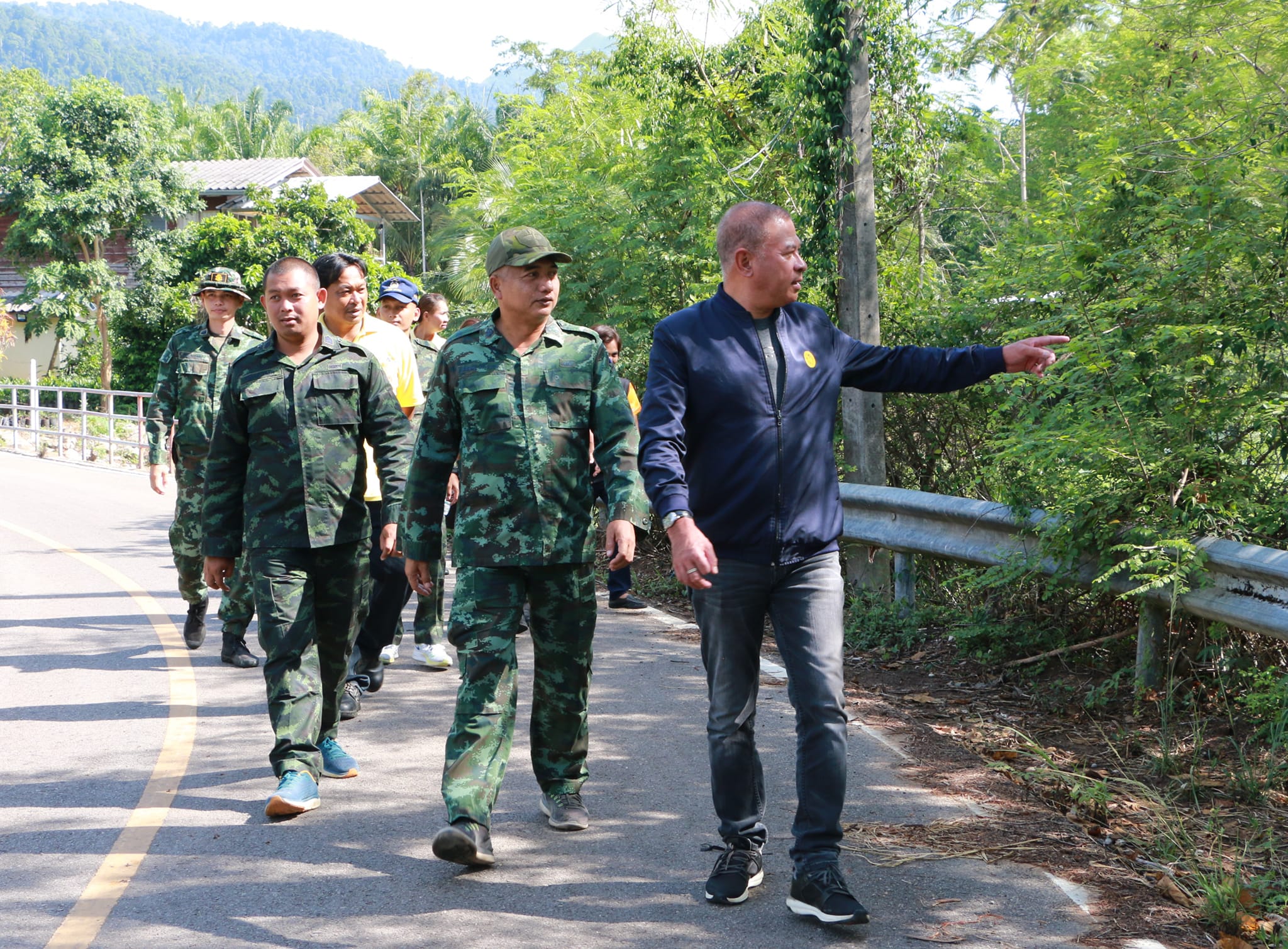 ลงพื้นที่ร่วมกับ ร.อ.พิเชษฐ์ ถาวรนุรักษ์ ผบ.ช.พัน.5 พล.ร.5 ร้อย.3 พร้อมด้วยเจ้าหน้าที่กองพันทหารช่างที่ 5 กองพลทหารราบที่ 5 ร้อย.3 เพื่อดำเนินการสำรวจพื้นที่งานปรับปรุงและพัฒนาแหล่งน้ำ