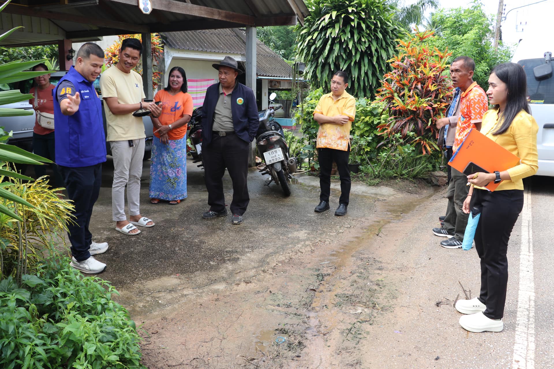 ลงพื้นที่ ตรวจสอบข้อเท็จจริง กรณีมีการปล่อยน้ำเสียไหลผ่านหน้าบ้านและก่อกองไฟเกิดควันเข้าบ้านผู้ร้อง