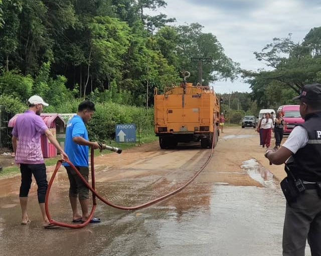 นำรถบรรทุกน้ำ ช่วยฉีดล้างถนน ที่มีดินหล่นบนถนน ให้กับทางวัดถ้ำเสือ
