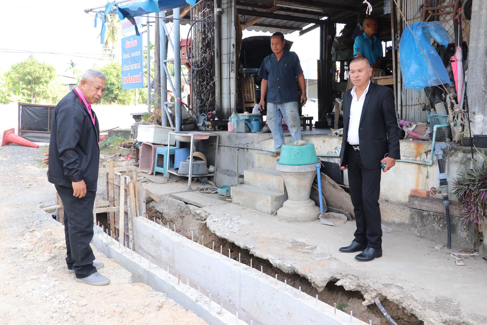 ลงพื้นที่ ติดตามความคืบหน้า การดำเนินการของผู้รับจ้างงาน โครงการก่อสร้างคูระบายน้ำ คอนกรีตเสริมเหล็ก ซอยหมู่บ้านตรีทิพย์ หมู่ที่ 11