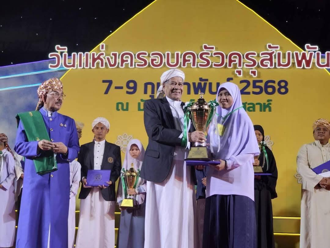 นักเรียน ศอม.บ้านคลองเนียง เขตตำบลกระบี่น้อย หน่วยสอบที่ 64 เขตการศึกษาที่ 7 ที่คว้ารางวัล ชนะเลิศอันดับ 1 ระดับประเทศ