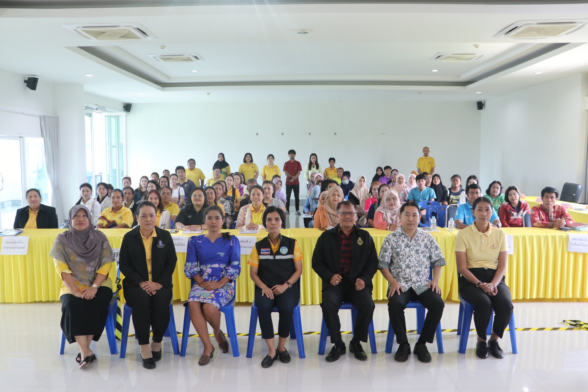 ร่วมพบปะ คณะกรรมการประจำหน่วยเลือกตั้งและเจ้าหน้าที่รักษาความปลอดภัยประจำที่เลือกตั้งและผู้ปฏิบัติงาน ในการเลือกตั้งนายกเทศมนตรีตำบลกระบี่น้อยและสมาชิกสภาเทศบาลตำบลกระบี่น้อย