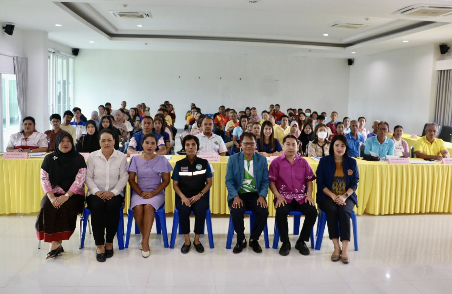 ร่วมพบปะ คณะกรรมการประจำหน่วยเลือกตั้งและเจ้าหน้าที่รักษาความปลอดภัยประจำที่เลือกตั้งและผู้ปฏิบัติงาน