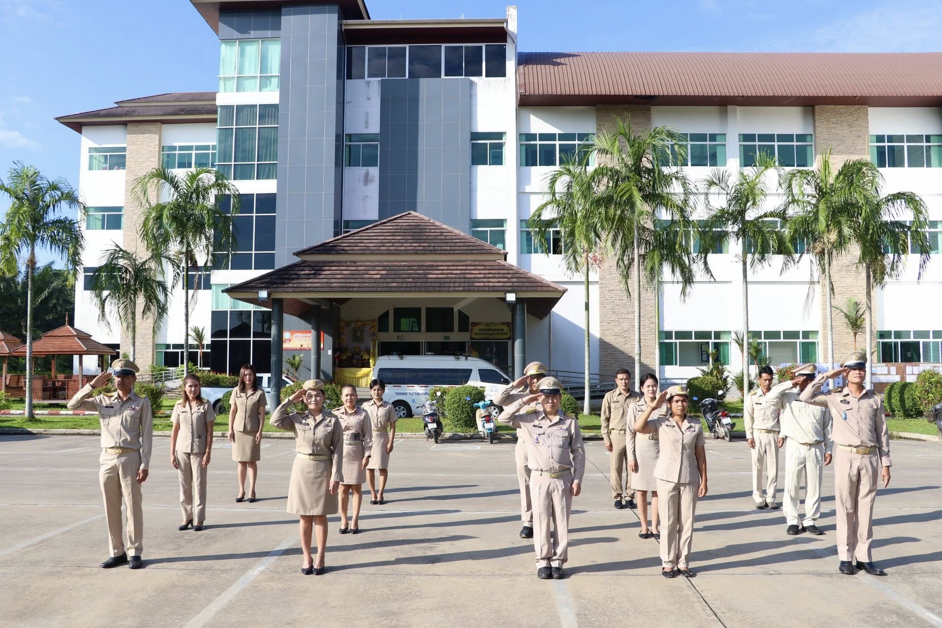 เคารพธงชาติและร้องเพลงชาติเพื่อความภาคภูมิใจของชาติไทย