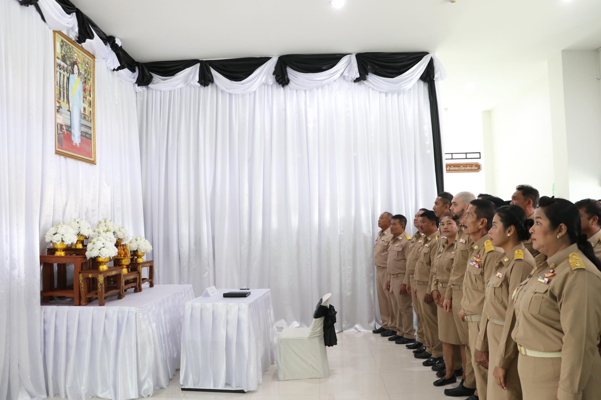 ร่วมกันลงนามแสดงความอาลัยเบื้องหน้าพระฉายาลักษณ์ สมเด็จพระนางเจ้าสิริกิติ์ พระบรมราชินีนาถ พระบรมราชชนนีพันปืหลวง ด้วยสำนึกในพระมหากรุณาธิคุณตราบนิจนิรันดร์