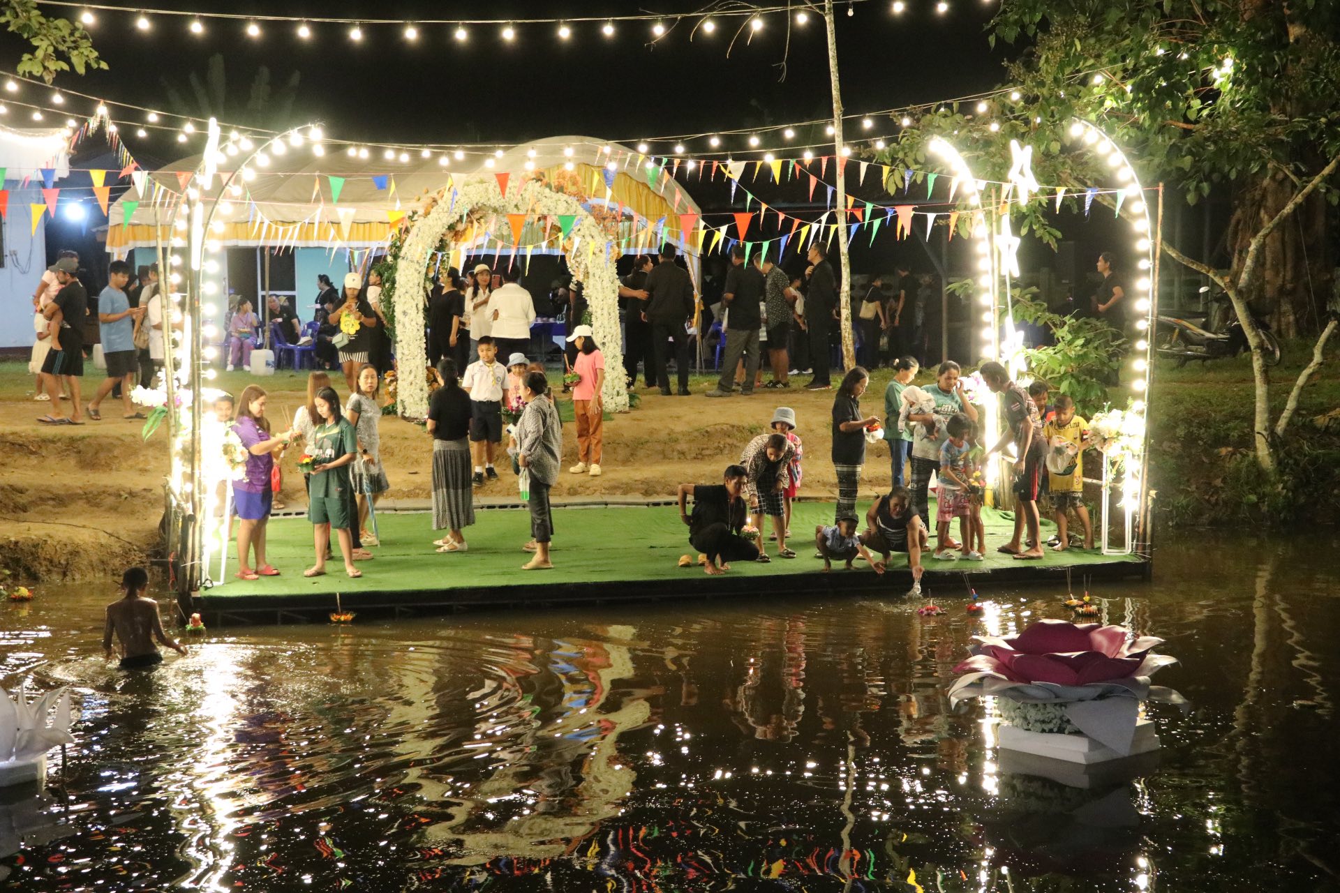 ภาพบรรยากาศ "งานประเพณีลอยกระทง ประจำปี 2568" เทศบาลตำบลกระบี่น้อย