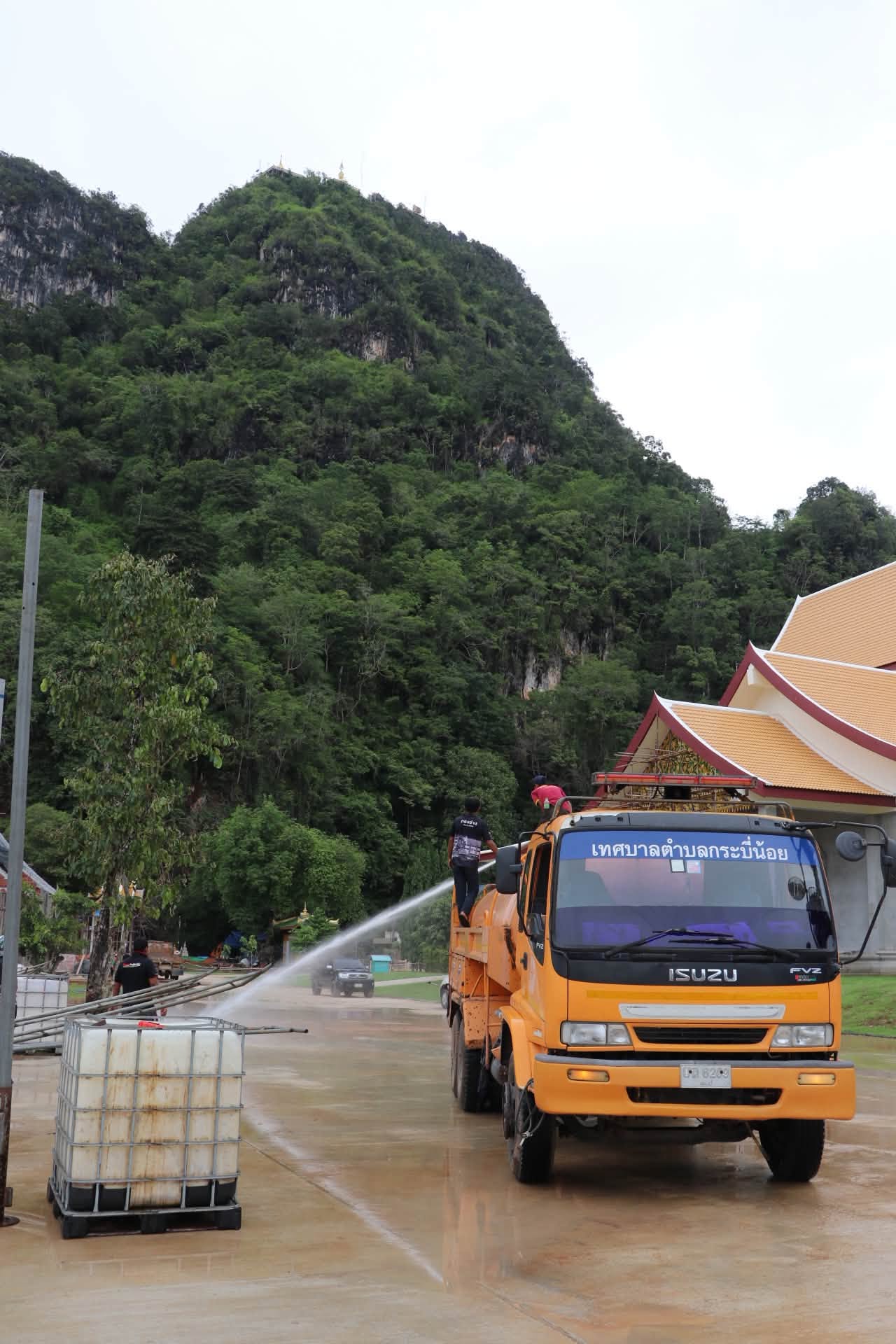 เจ้าหน้าที่เทศบาลตำบลกระบี่น้อย ลงพื้นที่ นำรถบรรทุกน้ำเทศบาลฉีดล้างทำความสะอาด ณ วัดถ้ำเสือ หมู่ที่ 1 ตำบลกระบี่น้อย อำเภอเมืองกระบี่ จังหวัดกระบี่