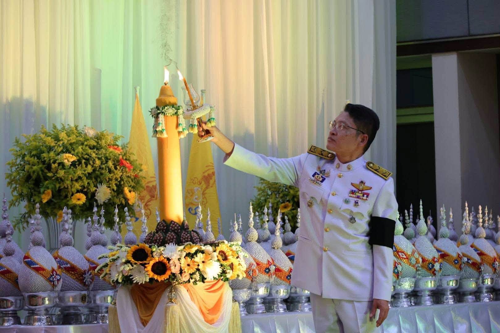 ข้าราชการ เข้าร่วมพิธีถวายเครื่องราชสักการะ วางพานพุ่มทอง–พุ่มเงิน และพิธีจุดเทียนถวายพระพรชัยมงคล เบื้องหน้าพระฉายาลักษณ์ พระบาทสมเด็จพระเจ้าอยู่หัว
เนื่องในโอกาสวันเฉลิมพระชนมพรรษา พระบาทสมเด็จพระเจ้าอยู่หัว 28 กรกฎาคม 2569
