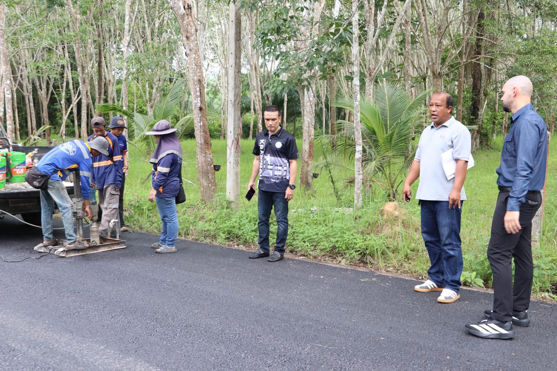 ตรวจเจาะวัดความหนา #งานผิวจราจรลาดยางแอสฟัลท์คอนกรีต โครงการก่อสร้างปรับปรุงผิวจราจรลาดยางแอสฟัลท์คอนกรีต #สายหลังโลตัส  กว้าง 6 เมตร ยาว 1,100 เมตร หมู่ที่ 12 ตำบลกระบี่น้อย อำเภอเมืองกระบี่ จังหวัดกระบี่