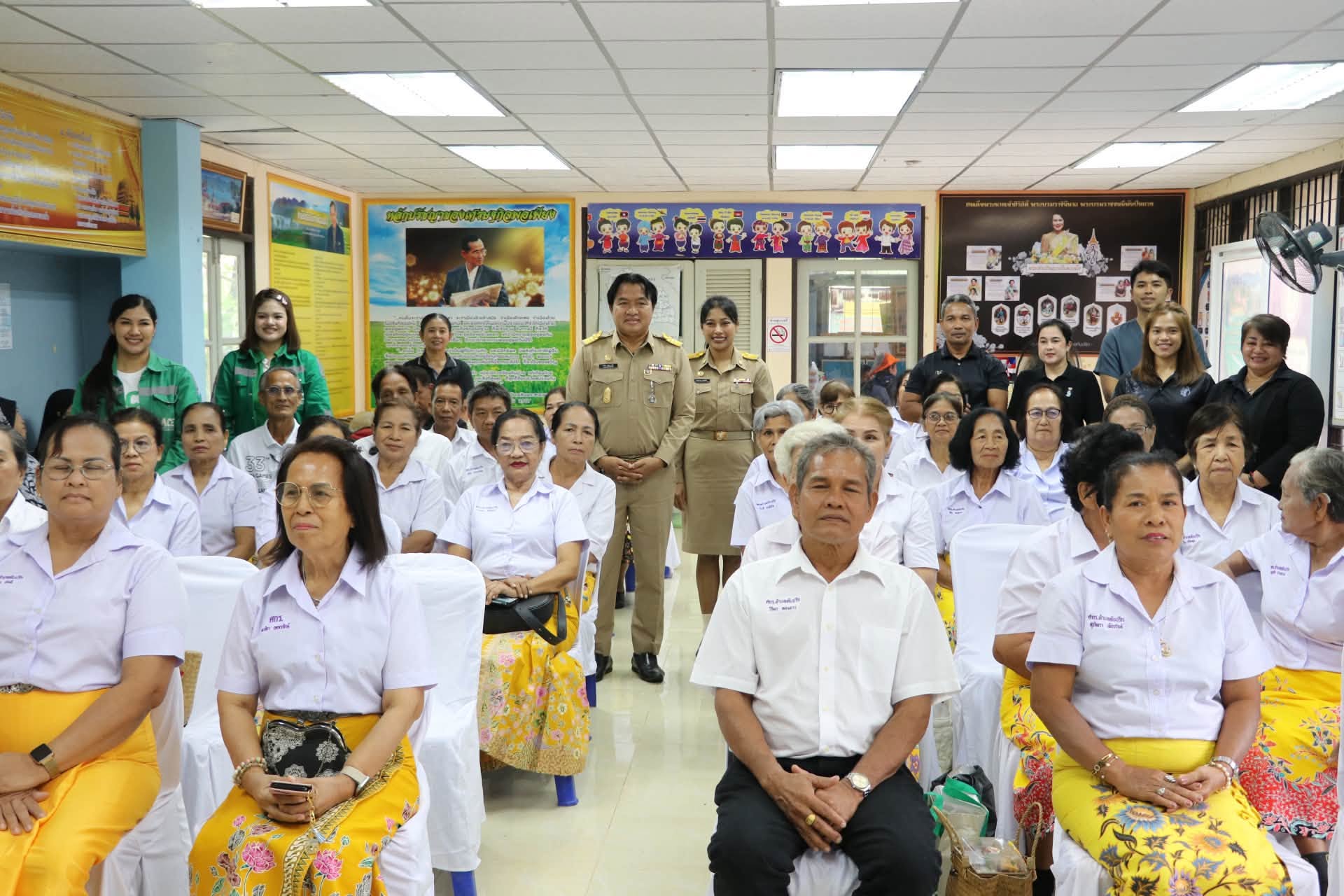 เข้าร่วมพบปะและให้กำลังใจผู้เข้าร่วมกิจกรรม “ผู้สูงวัยใส่ใจสุขภาพ” ตามโครงการพัฒนาและเพิ่มศักยภาพชมรมผู้สูงอายุ
