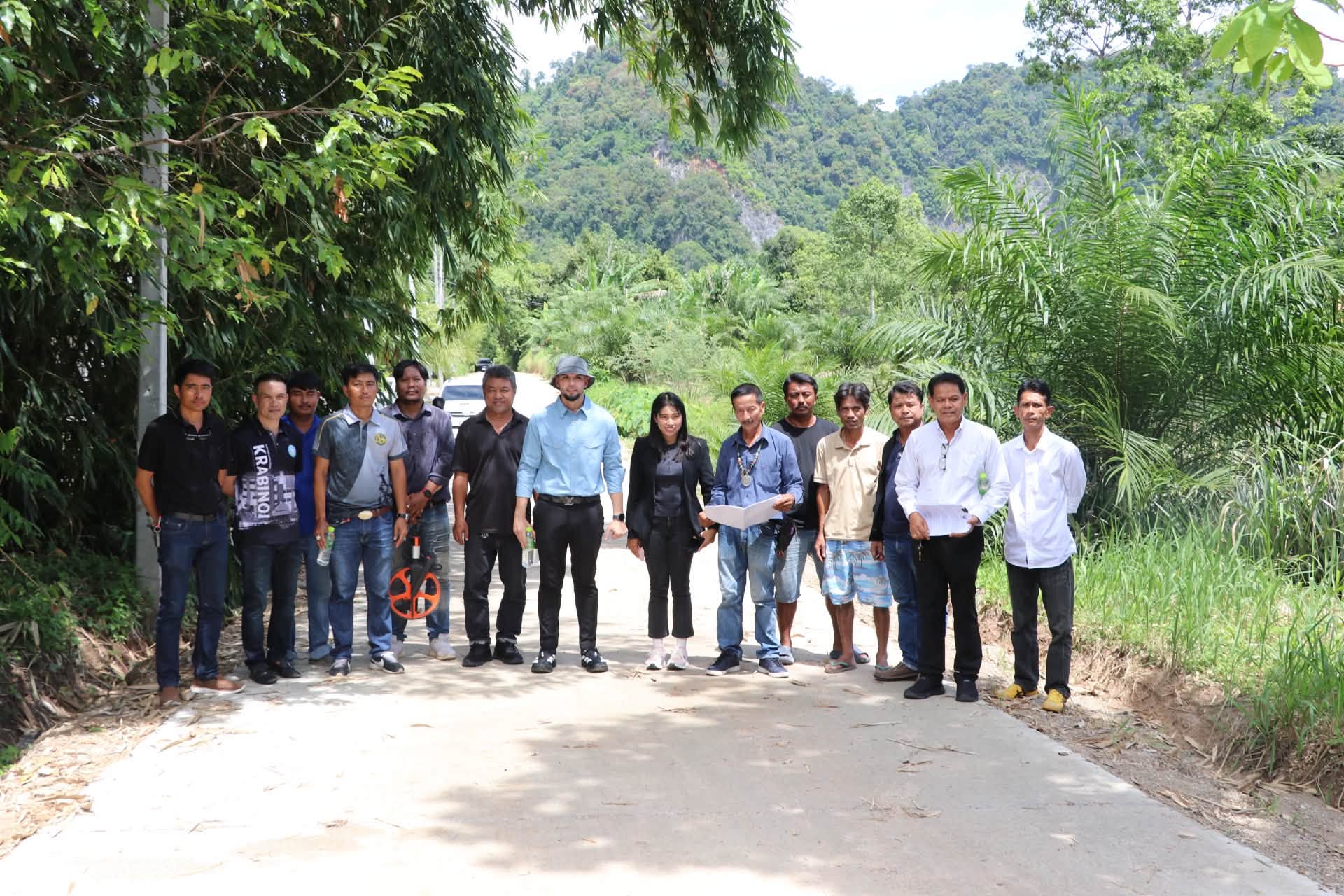 ร่วมลงพื้นที่ตรวจรับงานโครงการก่อสร้างถนนคอนกรีตเสริมเหล็ก สายบ้านไร่–คลองเนียง 1 ช่วงที่ 2 หมู่ที่ 11 ตำบลกระบี่น้อย อำเภอเมืองกระบี่ จังหวัดกระบี่